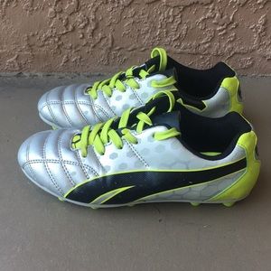 Boys Puma Procat soccer cleats size